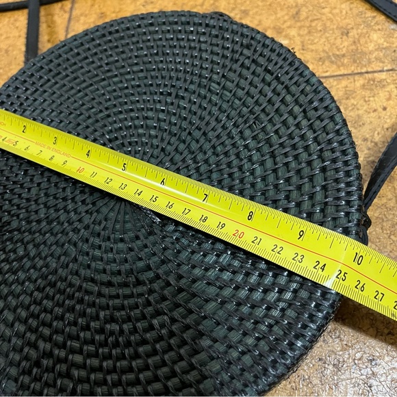 Wicker Crossbody Bag Vintage Style Lined interior Black circular Bag Clasp Close - Picture 12 of 17